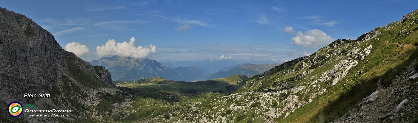 68 Stiamo scendendo il vallone dei mughi, salito il mattino dall'altro versante.jpg